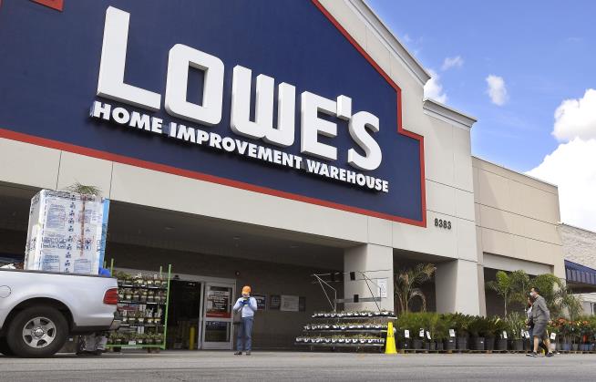 Home Depot, Lowe’s in Sync on Masks
