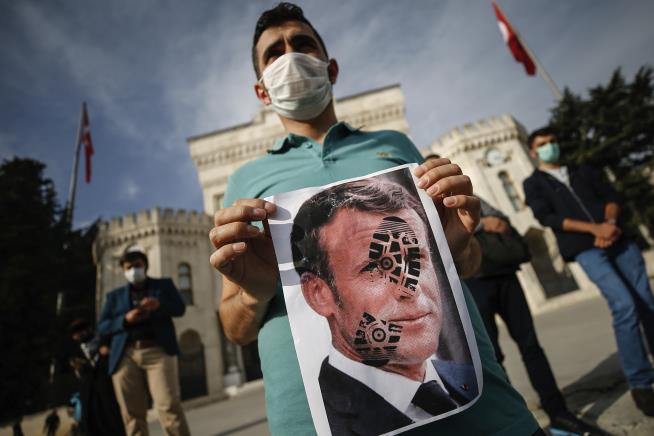 Turkey's Erdogan Keeps Whaling on Macron, Warns US