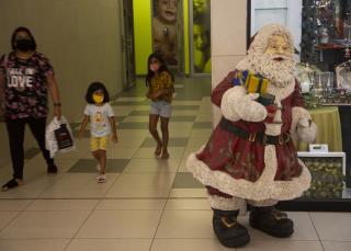 Mall Santa Allegedly Exposes Himself to Teen Co-Worker