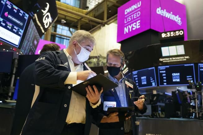 Dow Ticks Up, but Investors Are Leery