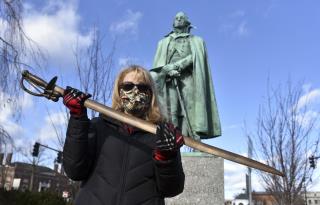 Remorseful Man Returns Stolen Sword to Statue, 40 Years Later