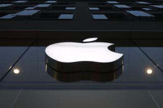 Apple Hits Huge Milestone, Investors Are Unimpressed