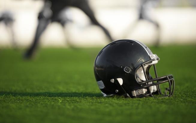 Study Suggests Way to Cut College Football Concussions