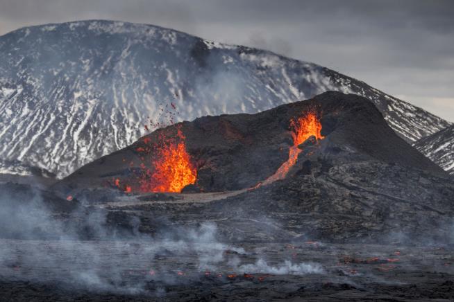 Hikers Have to Vamoose as Volcano Speaks Up