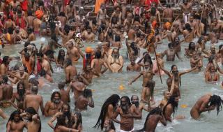 Crowds Flock to Ganges as COVID Soars in India