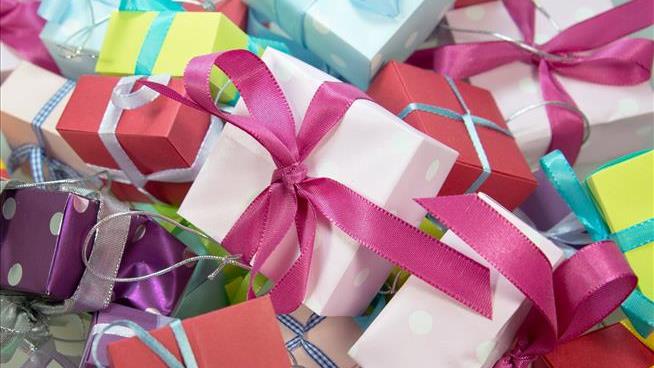 Man Accused of Dating 35 Women for the Birthday Gifts