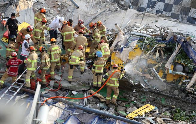 Building Collapses Onto Bus, Killing 9