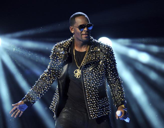 In This Trial, R. Kelly Isn't a Singer. He's 'the Godfather'