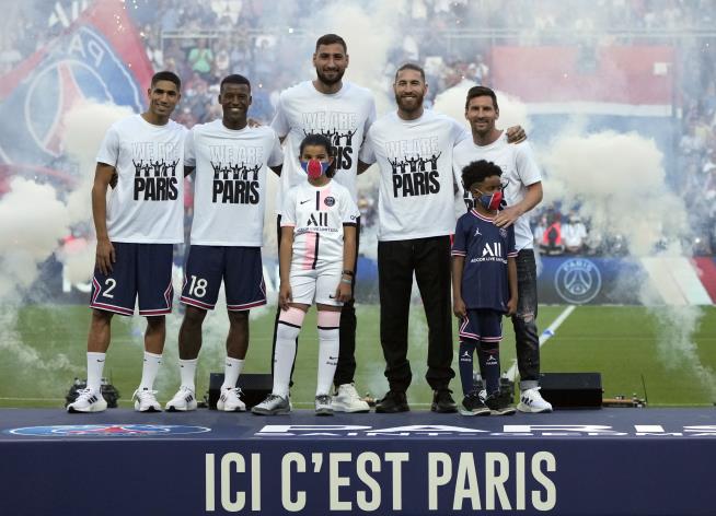 Paris Fans Cheer Their New Star