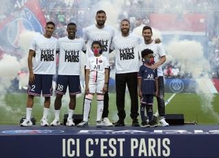 Paris Fans Cheer Their New Star