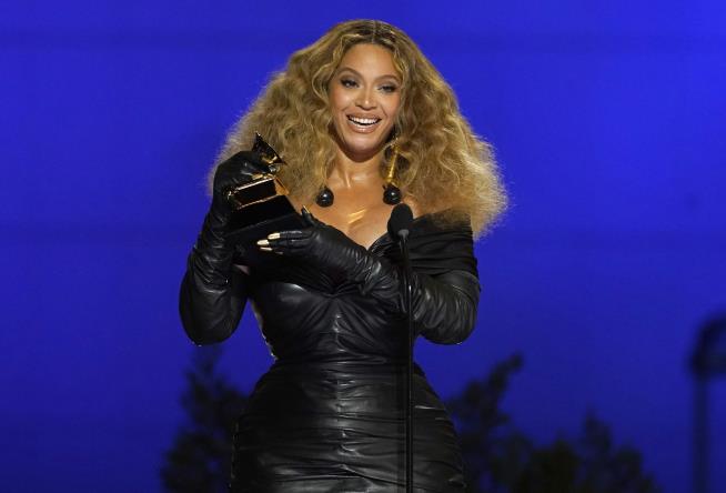 Beyonce Criticized for Wearing 'Blood Diamond'