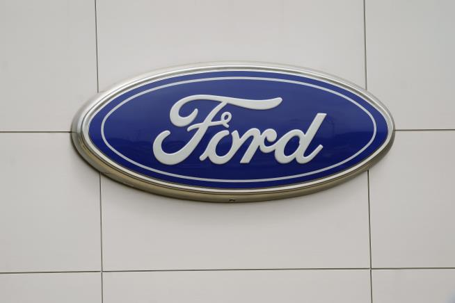 Apple Car Project Posts a Loss: Ford Hires the Boss