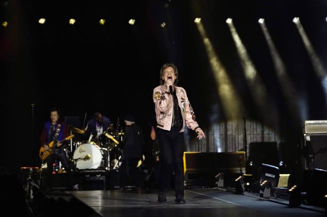 Jagger Embraces 'Cover Band' Dig From McCartney