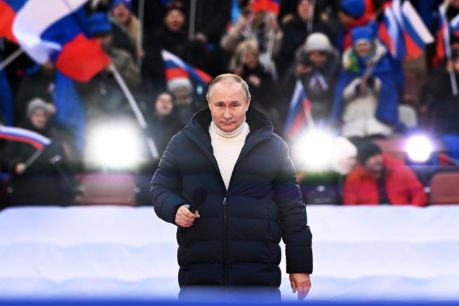 Russian Crowd Cheers Putin's Defense of War