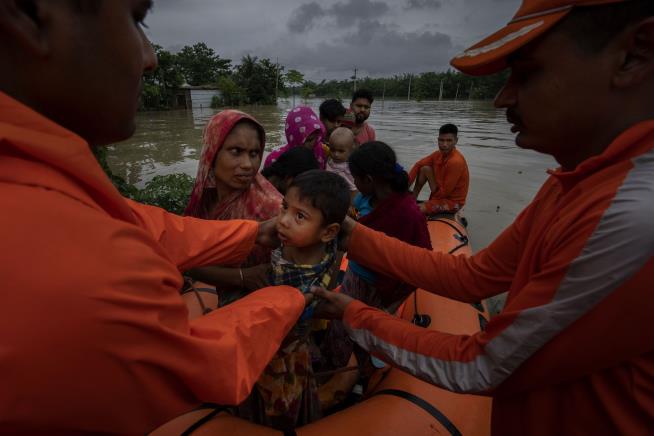 18 Dead in Massive Floods in India, Bangladesh