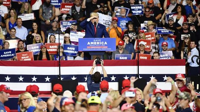 Trump Pulls No Punches in First Rally Since FBI Raid