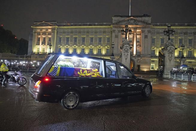 Queen's Coffin Arrives at Buckingham Palace