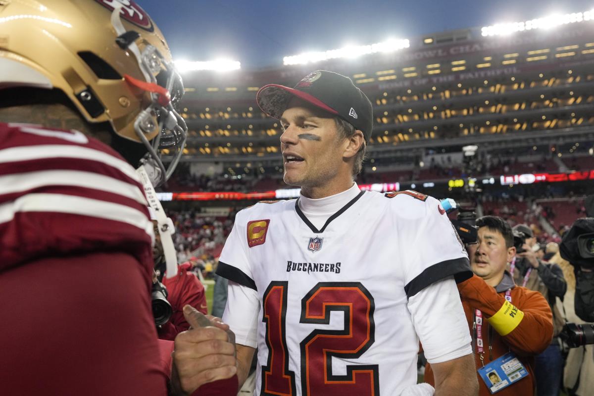 49ers' Dre Greenlaw gets Tom Brady to autograph ball after