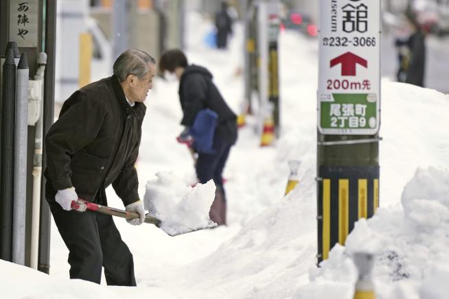 As Snow Buries US, Japan Faces Similar Deadly Plight