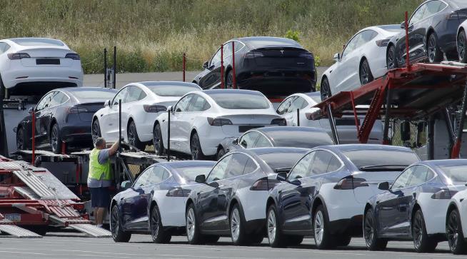 Tesla Reluctantly Recalls 363K 'Full Self-Driving' Cars