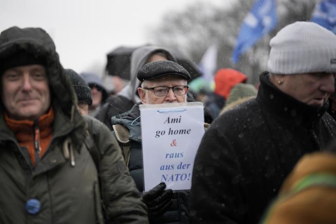 German Protesters Denounce Aid to Ukraine