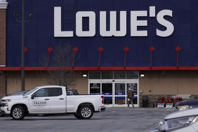 Lowe's Drops 5.6% in Another Gloomy Day for Wall Street