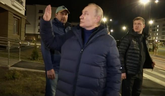 Putin Makes Surprise Visit to Mariupol