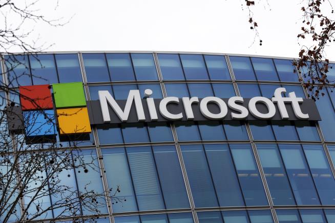 Microsoft Rally Helps Limit Wall St. Losses
