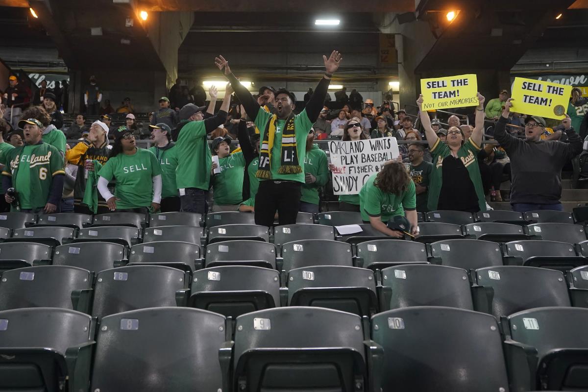 PHOTOS: Fans return to Oakland Coliseum to cheer on A's