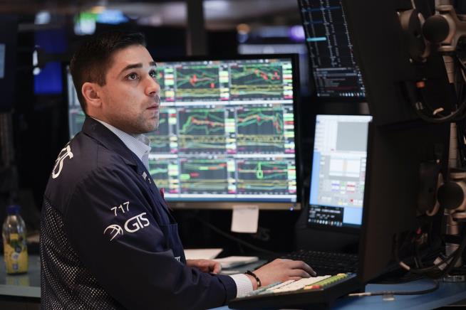 Stocks Finish Mixed as Market Awaits Reports