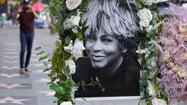 The 5 Best Things to Read About Tina Turner
