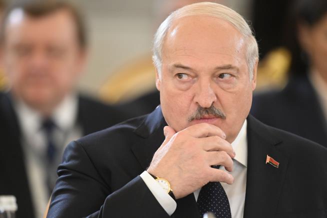 Belarus Prez Promises Nuclear Weapons to 'Everyone'