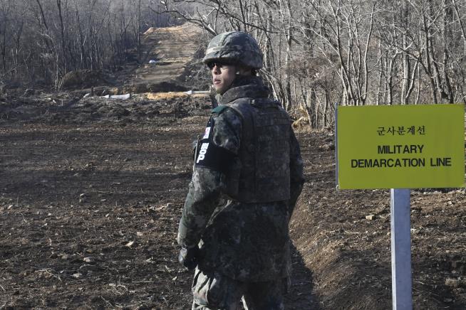 US National Strays Across Border, Is Detained in N. Korea