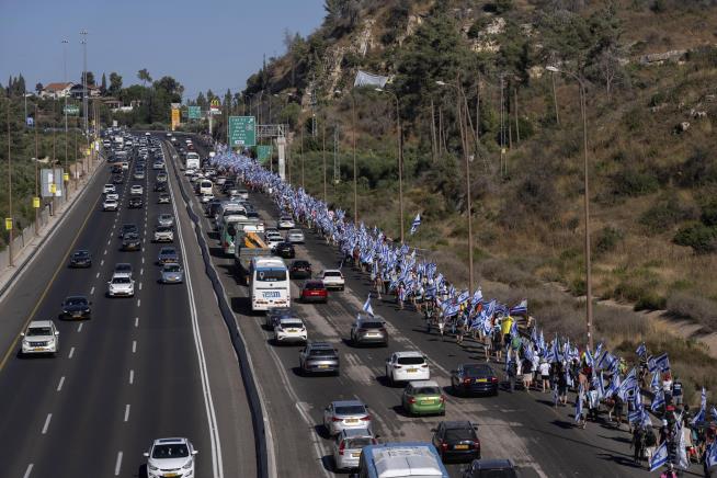Huge Protests, Ex-Officials, Reservists Pressure Netanyahu