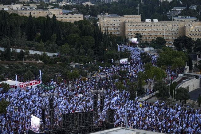 Netanyahu Leaves Hospital Ahead of Divisive Vote