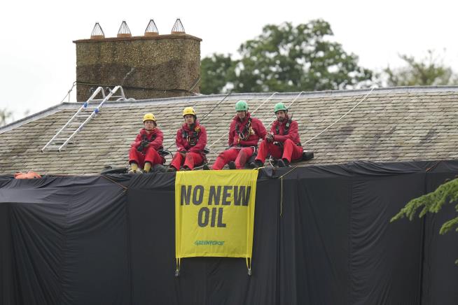 Oil Activists Climb UK PM's Home in Protest