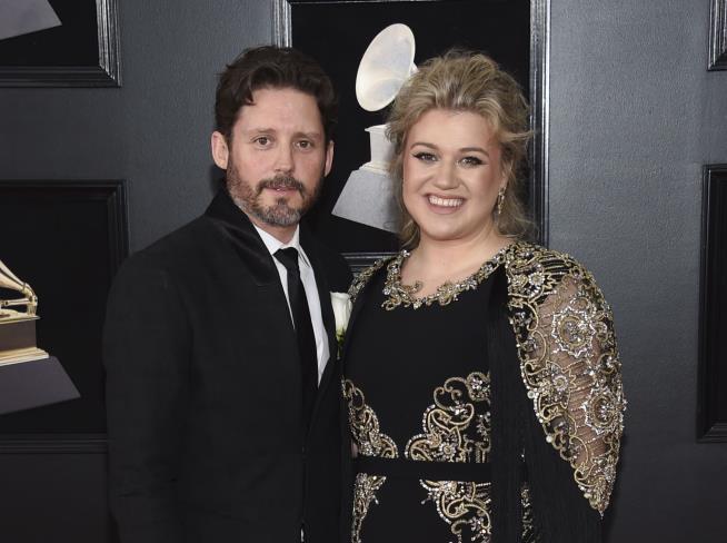 Kelly Clarkson Renews Song With Post-Divorce Lyrics