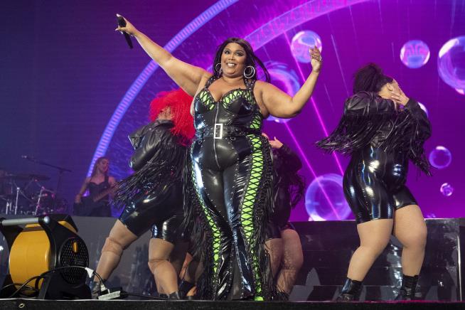 Lizzo Gets Support From Her 'Big Grrrl' Dancers
