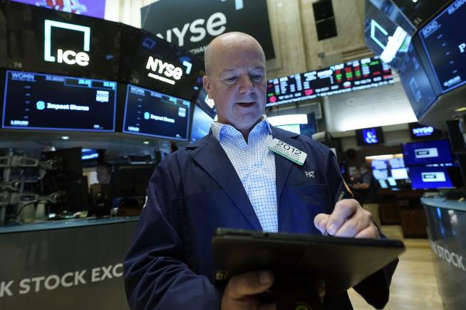 Stocks Rise After Reports Suggest Economy Is Cooling