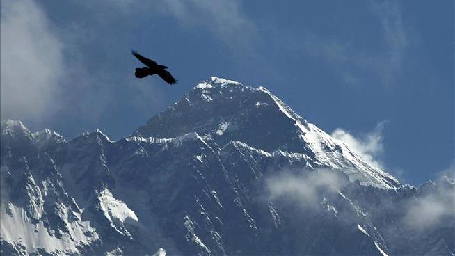 As Deaths Mount, Climbing Everest Gets Pricier