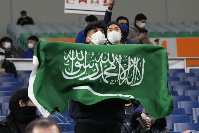 After Defiance Over Skirt With Saudi Flag, Designer Apologizes