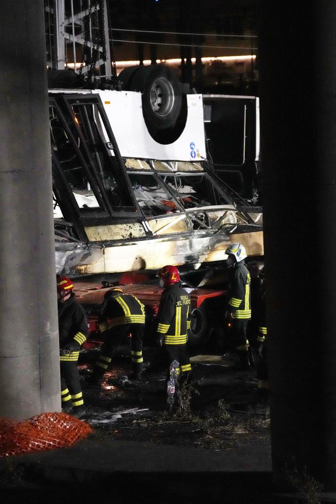 21 Dead in 'Apocalyptic' Bus Crash Near Venice