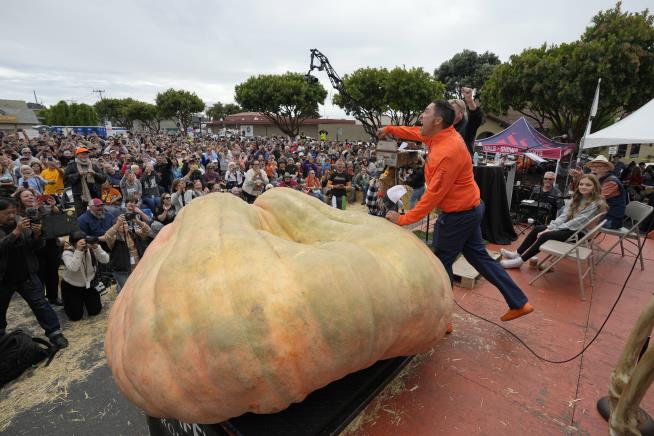 2,749-Pound Pumpkin Smashes World Record