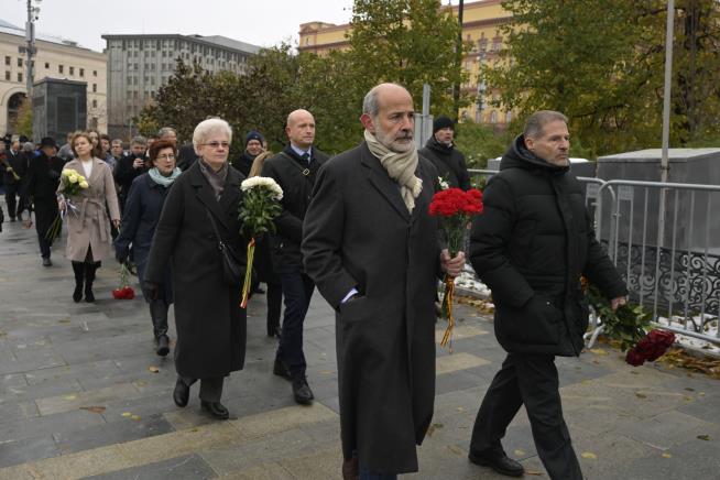 Russians, Diplomats Honor Victims of Soviet Repression
