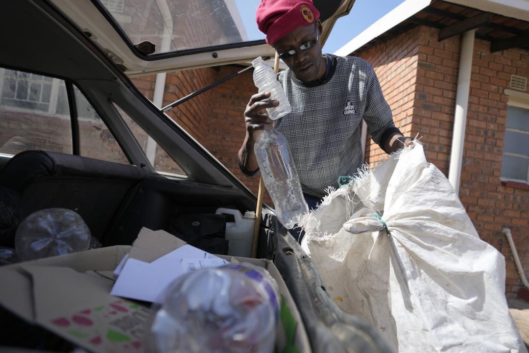 „Планини“ от пластмасови отпадъци растат в Африка