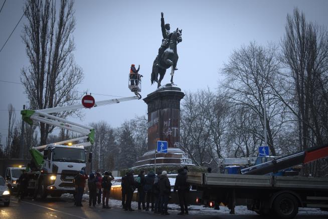 Kyiv Erases Soviet-Era Symbol
