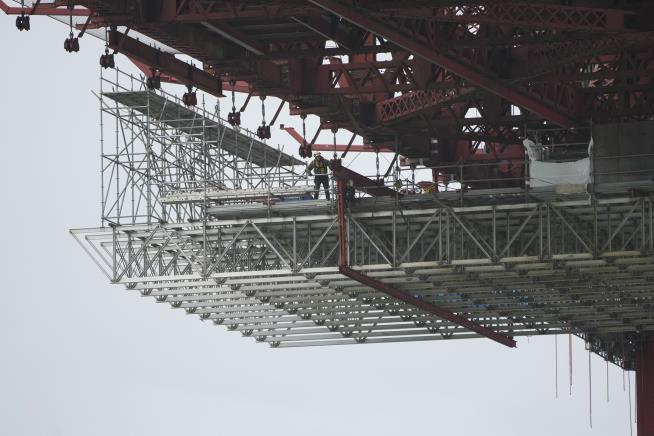 Golden Gate Adds Nets After Nearly 2K Suicides