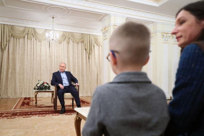 Putin Meets With Families of War Dead