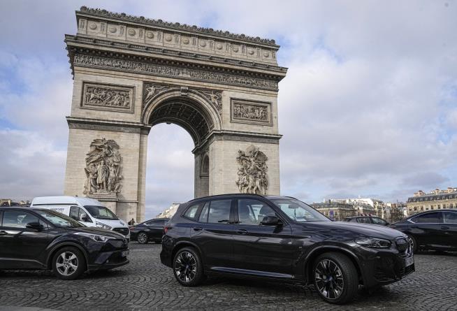 Parking an SUV in Paris Just Got a Lot Pricier