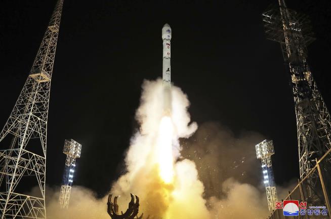Experts: North Korean Spy Satellite Is 'Alive'